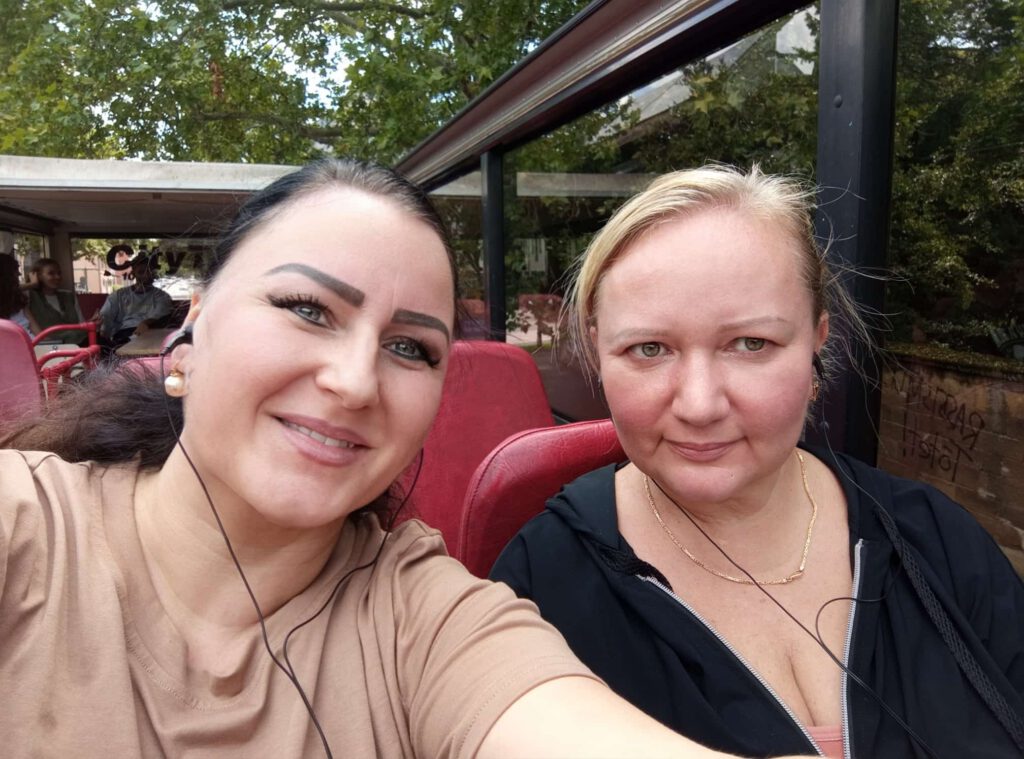 Die beiden Stadträte Sigrid Trautner und Katharina Mikov genießen die Fahrt