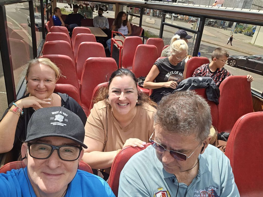Selfie Time hinten von links nach rechts Stadträte Katharina Mikov und Sigrid Trautner vorne links meine Wenigkeit Gordon Stotz und rechts daneben Stadtrat Dr. Raphael Benner.