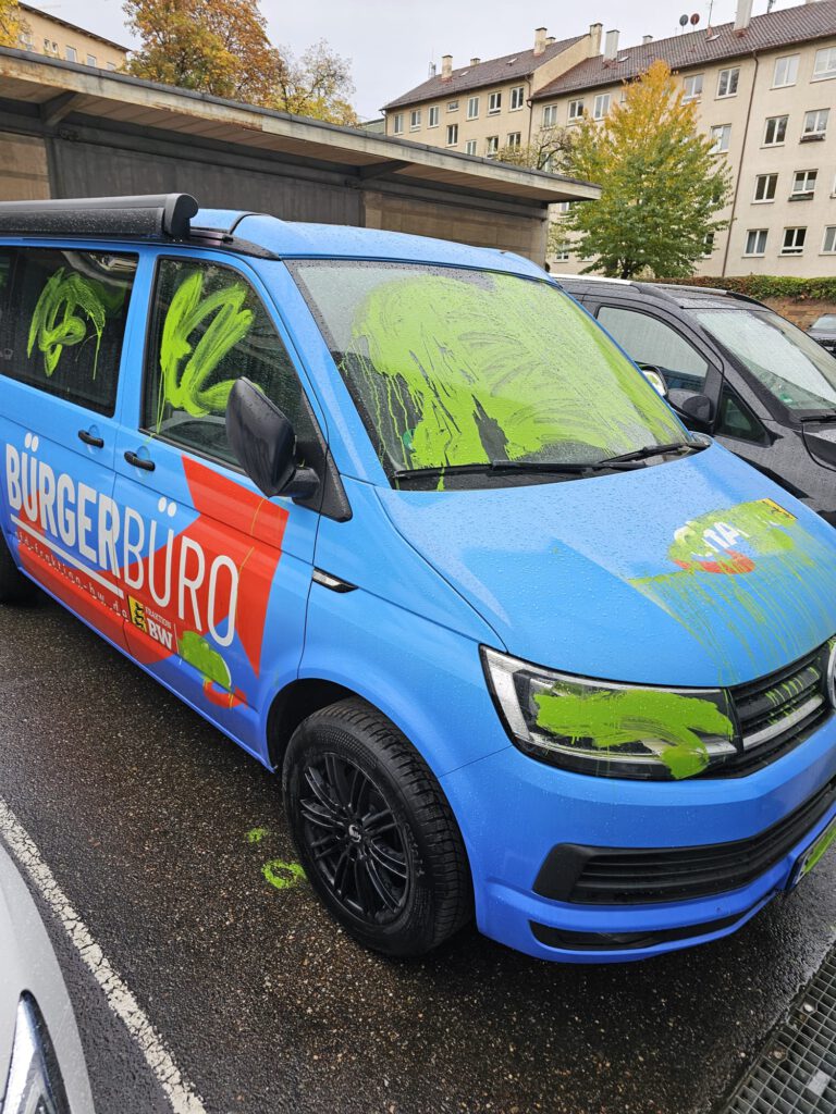 Die Bilder zeigen das stark beschädigte Fahrzeug der AfD-Landtagsfraktion Baden-Württemberg. Nach einem Farbanschlag ist die Windschutzscheibe, der Lack und die Karosserie mit greller Farbe überzogen. Der Angriff ereignete sich am Wochenende und steht sinnbildlich für zunehmende Gewalt und Vandalismus gegen politische Einrichtungen in Deutschland.