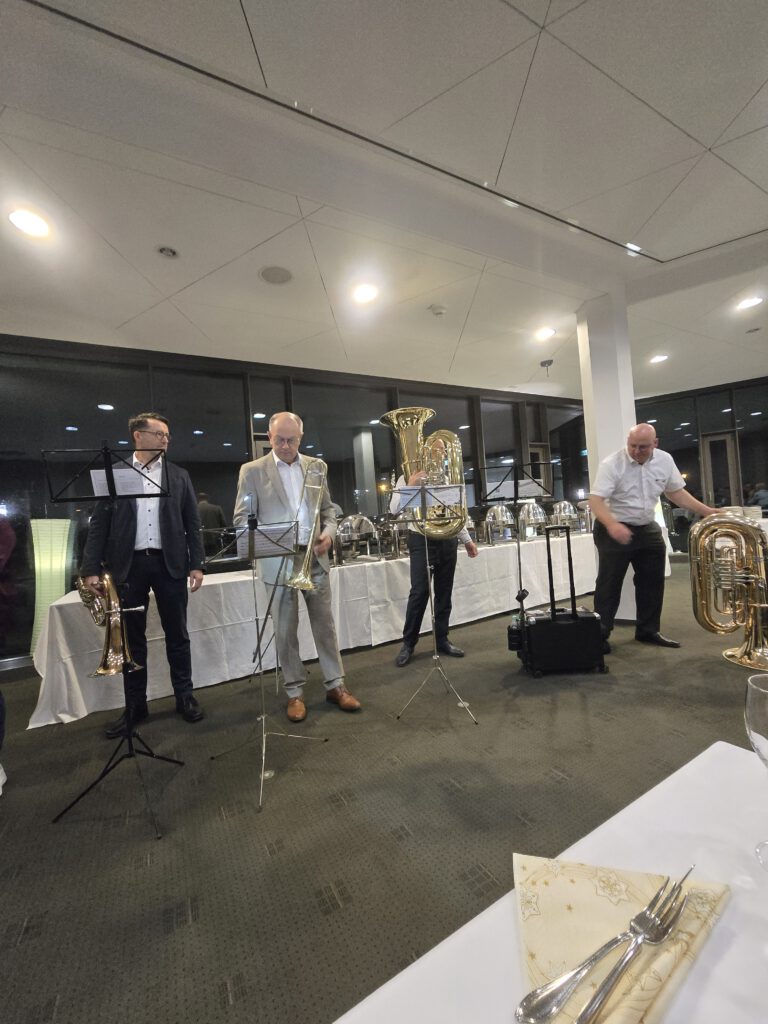 Nach der Kreistagssitzung 9.12.2025 machen Kreisräte Musik.